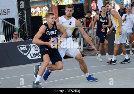 Dieses actionreiche Foto fängt einen intensiven Moment während des 3x3 Basketballwettbewerbs bei den World Urban Games 2019 in Budapest ein. Stockfoto
