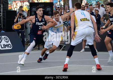 Dieses actionreiche Foto fängt einen intensiven Moment während des 3x3 Basketballwettbewerbs bei den World Urban Games 2019 in Budapest ein. Stockfoto