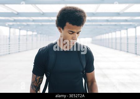 Porträt der jungen Athleten stehen im Tunnel, nach unten schauen. Stockfoto