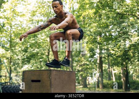 Jungen athletischen Mann tun, springen am Sportplatz Stockfoto