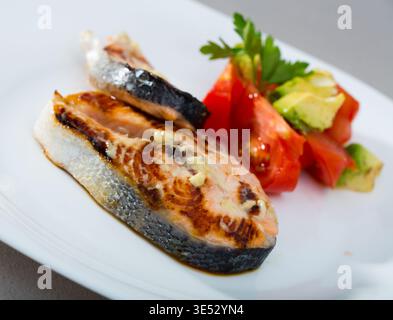 Gegrillte Lachssteaks mit Gemüse Stockfoto