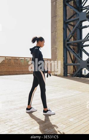 Junge Frau in Sportkleidung Vorbereitung für das Training mit Seilspringen Stockfoto