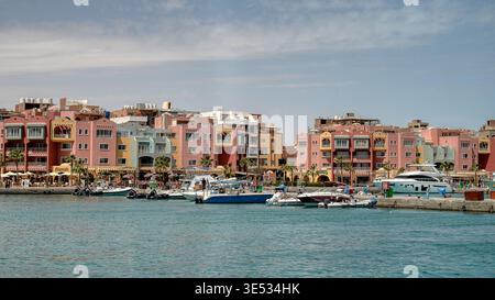 Hurghada, Ägypten, 28. März 2026. Ein lebhafter Blick auf die farbenfrohe Architektur am Wasser und die Luxusyachten in Hurghada Marina in Ägypten. Das ist malerisch Stockfoto