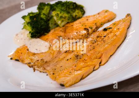 Gegrilltes Forellenfilet mit Brokkoli Stockfoto