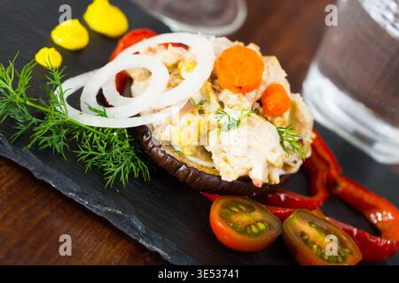 Hähnchensalat auf einem Ring gerösteter Auberginen Stockfoto