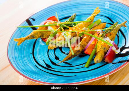 Zerschlagene Sardellen mit Sauce und Gemüse Stockfoto