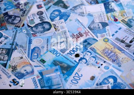 Verschiedene Währungen Geldscheine Banknoten im Vollformat. Viele Barrechnungen aus verschiedenen Ländern in großer Nähe. Weltwirtschaft und Währungsumtauschkonzept Stockfoto