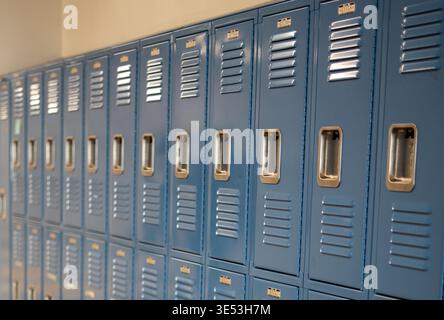 Blaue Schulschränke im Flur mit perspektivischem Blick. Hintergrund des Bildungskonzepts mit Kopierraum und ohne Menschen. Stockfoto