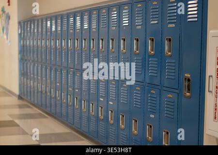 Blaue Schulschränke im Flur mit perspektivischem Blick. Hintergrund des Bildungskonzepts mit Kopierraum und ohne Menschen. Stockfoto
