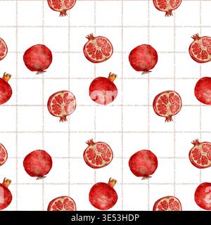 Rote saftige Granatäpfel ganz und halb auf einem Hintergrund anmutiger goldener geometrischer Linien auf weißem Hintergrund, handgemaltes nahtloses botanisches Muster mit Aquarell Stockfoto