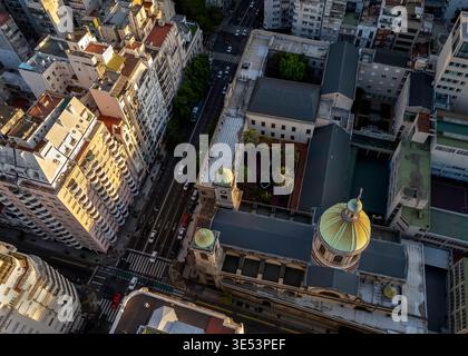 Luftaufnahme der Kirche und des Kollegs von San Salvador auf der Avenida Callao, Buenos Aires, Argentinien Stockfoto