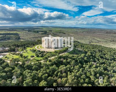 Blick aus der Vogelperspektive auf Castel del Monte in Italien mit blauem Himmel auf einem Hügel mit Blick auf die Landschaft Stockfoto