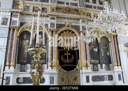 Hagia Triada Griechisch-orthodoxe Inneneinrichtung September Sommer 2024 Weiße verzierte Ikonostase und blaue Decke Istanbul Türkei Stockfoto
