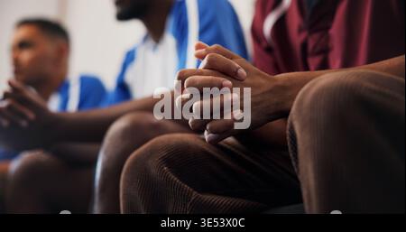 Hände, Freunde und nervös für Fußball mit fernsehen zu Hause für Live-Übertragungen, Finale oder Wettkampf. Menschen, Gruppen und Fans mit Angst, Stress Stockfoto