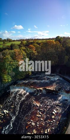 Aus der Vogelperspektive auf den Fluss Swale, der über felsige Fälle in Richmond stürzt Stockfoto