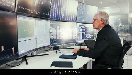 Reife, Geschäftsmann oder Broker mit Computer für Börsenforschung, Analyse oder Online-Handel. Diagramm zur Überwachung von Mann, Mitarbeiter oder Investor Stockfoto