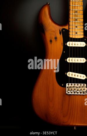 E-Gitarre mit Ahornhals auf grauem Hintergrund Stockfoto
