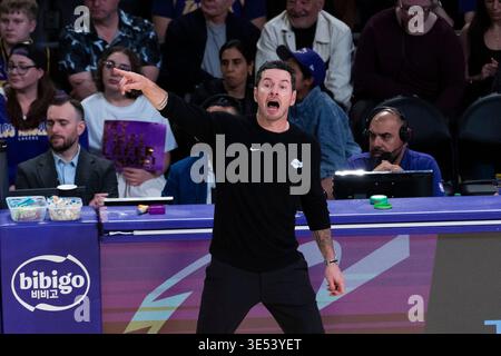 Los Angeles, Usa. 30. März 2026. Los Angeles Lakers Head Coach JJ Redick spielt bei einem NBA-Basketballspiel in der Crypto.com Arena gegen die Washington Wizards (Foto: Ringo Chiu/SOPA Images/SIPA USA) Credit: SIPA USA/Alamy Live News Stockfoto