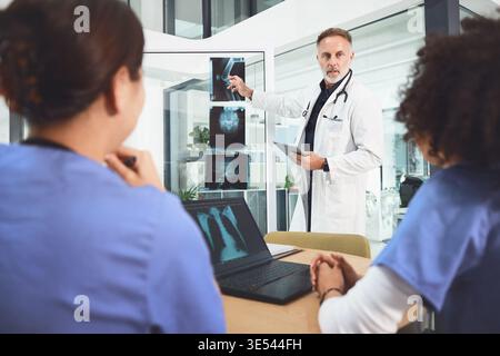 Arzt, Präsentation und Team mit Röntgen im Krankenhaus für Radiologie, Fallanalyse und Diagnostik. Chirurg, Menschen und Zusammenarbeit mit mrt-Scan, Knochen Stockfoto