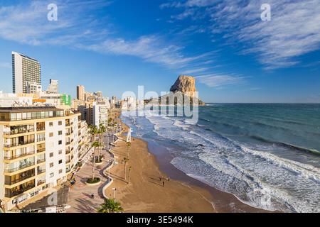 Ein detailliertes Foto am späten Nachmittag von Calpe an der Costa Blanca, Spanien. Die Szene überblickt die Küstenstadt, während warmes, sanftes Sonnenlicht sanft leuchtet Stockfoto
