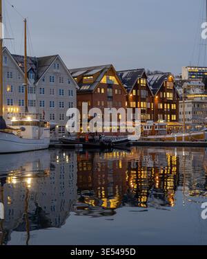 Häuser und Reflexionen am Wasser in Tromso, Norwegen Stockfoto
