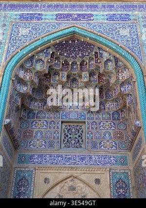 Muqarnas-Gewölbe mit komplizierten Fliesen über dem Eingangsportal des Shah Cheragh-Schreins in Shiraz, Iran Stockfoto