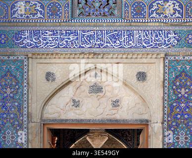 Reich verzierte Eingangsdetails mit Marmorschnitzereien und türkisfarbenen Fliesen am Schrein Shah Cheragh in Shiraz, Iran Stockfoto