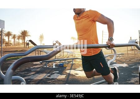 Fitness, Geländer und Bewegung mit schwarzem Mann im Park für Trainingsgeräte, Herausforderungen oder Sportler. Sport, Wellness und Krafttraining mit Person Stockfoto