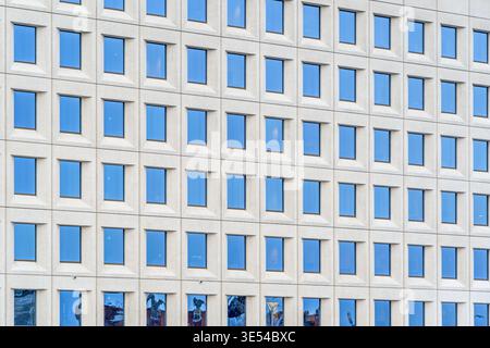 Moderne Bürogebäude-Fassade mit geometrischem Fensterrastermuster in Kopenhagen, minimalistischer Beton Stockfoto
