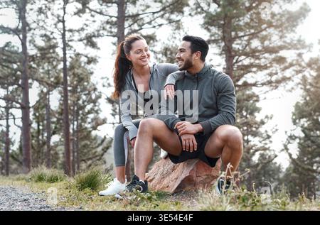 Läufer, Fitness und Entspannung mit Paar in der Natur für Cardio-Herausforderungen, Trainings-Coach und Trainingspartner. Personal Trainer, Gesundheit und Rennpause mit Stockfoto