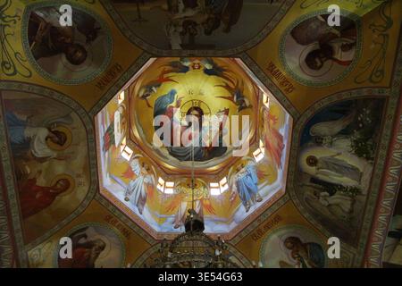 Orthodoxe Kathedrale Kuppel Innengemälde September Sommer 2024 Christus Pantokrator Fresko und religiöse Ikonen Thailand Stockfoto