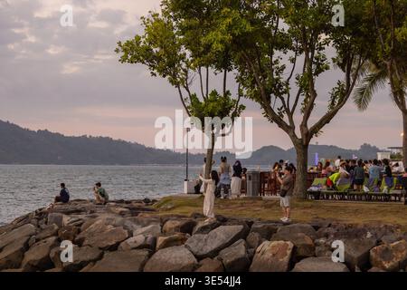 Im Sutera Harbour Resort, einem beliebten Touristenziel in Kota Kinabalu, entspannen und fotografieren Sie bei Sonnenuntergang am Meer. Stockfoto