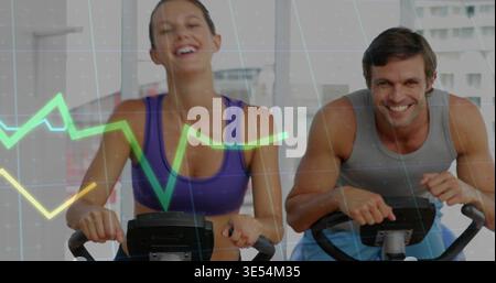 Zwei Personen in die Pedale treten, die sich im Fitnessstudio auf den Lenker des Spins lehnen, mit lila Oberseite, grauem Tank, Überzug Stockfoto