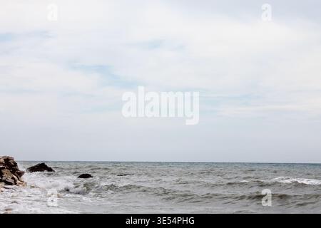 Sanfte Wellen, die über Küstenfelsen in Benajarafe Malaga strömen Stockfoto