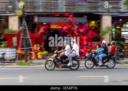 Vietnam, Zentrum, Thua Thien Hue Provinz, Hue, Familie, die zusammen auf einem Motorrad unterwegs ist Stockfoto