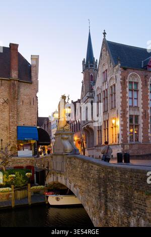 Belgien, Westflandern, Brügge, historisches Zentrum, das von der UNESCO zum Weltkulturerbe erklärt wurde, Brücke und Statue des Heiligen Johannes von Nepomuk auf dem Dijver-Kanal Stockfoto
