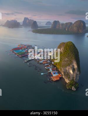 Aus der Vogelperspektive des farbenfrohen schwimmenden Dorfes Ko Panyi, das auf Stelzen neben einer riesigen Kalksteinklippe im Ao Phang Nga Nationalpark Tambon Ko Panyi gebaut wurde, Stockfoto