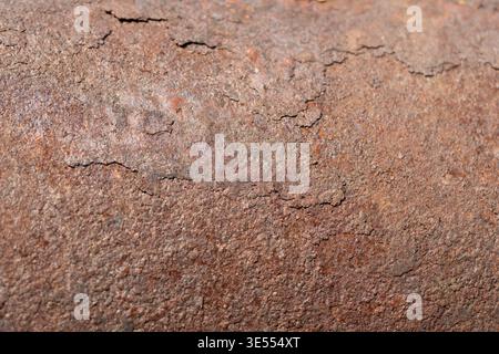 Nahaufnahme oxidierter Metalloberflächen. Detailansicht der verwitterten rostigen metallischen Oberfläche. Scharfe Fokussierung auf korrodiertes Metall mit abblätternder Farbe und strukturiertem La Stockfoto