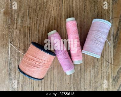 Nährollen aus Baumwolle und Polyester in rosa Farbtönen england uk Stockfoto
