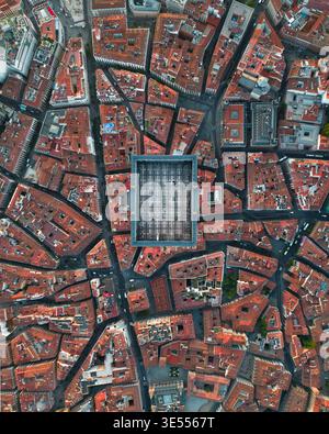 Blick aus der Vogelperspektive auf die rechteckige Plaza Mayor, umgeben von historischen roten Ziegeldächern und engen Gassen in Madrid, Gemeinde Madrid, Spanien. Stockfoto