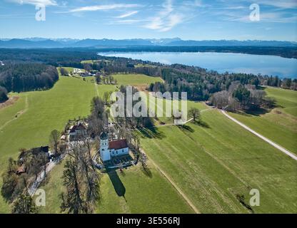 Aus der Vogelperspektive der Wallfahrtskirche St. Baptist über dem Starnberger See in Bayern, Deutschland Stockfoto