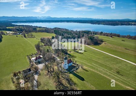 Aus der Vogelperspektive der Wallfahrtskirche St. Baptist über dem Starnberger See in Bayern, Deutschland Stockfoto
