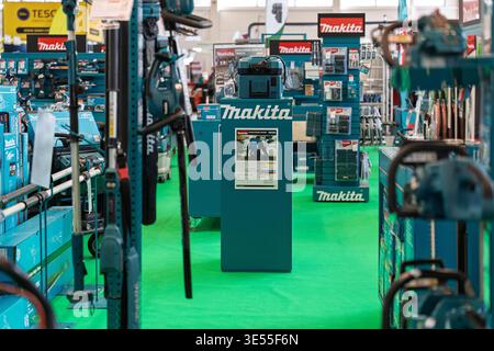 Professionelle Elektrowerkzeuge und Gartengeräte von Makita, die auf einer Fachmesse präsentiert werden, mit einer großen Auswahl an batteriebetriebenen schnurlosen Geräten Stockfoto