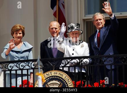 Dateifoto vom 05/07 von Königin Elisabeth II. Und dem Präsidenten der Vereinigten Staaten von Amerika George Bush werden von ihren Ehegatten, dem Herzog von Edinburgh und Barbara Bush, auf dem Balkon des Weißen Hauses, Washington DC, während des Staatsbesuchs in Amerika begleitet. Der König und die Königin werden Ende April einen Staatsbesuch in den USA durchführen, gefolgt von einem Besuch des Königs in Bermuda, wie Buckingham Palace angekündigt hat. Ausgabedatum: Dienstag, 31. März 2026. Stockfoto