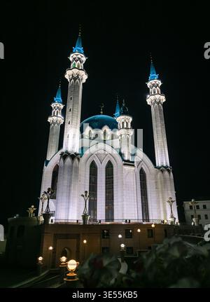 Kasan, Russland - 09. August 2021: Die beleuchtete Kul-Sharif-Moschee steht nachts im Kasaner Kreml. Stockfoto
