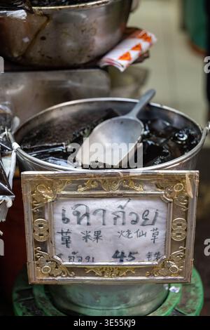 Bangkok Thailand 5. Februar 2026. Klebrige Reisknödel, gestapelt auf einer Metalltheke am Street Food Stand in Chinatown Market. Stockfoto