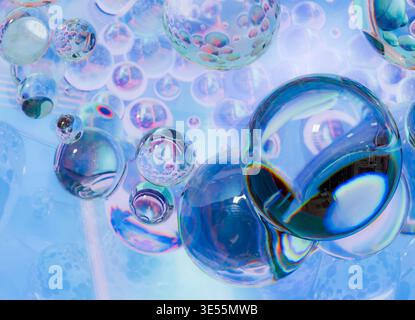 3D-Rendering eines abstrakten Flüssigglas-Clusters, bestehend aus glatten, miteinander verbundenen Blasen mit stark reflektierenden und irisierenden Oberflächen. Stockfoto