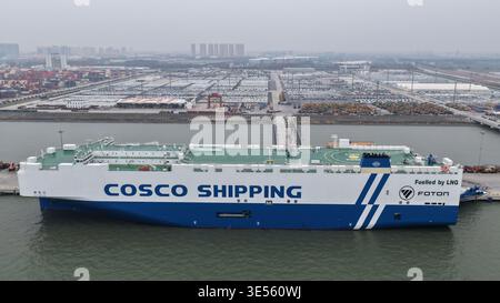 SUZHOU, CHINA - 31. MÄRZ 2026 - Ein Dual-Fuel-LNG-Transportschiff mit 7500 Standardparkplätzen, genannt „Kai Yuan Kou“, führt am 31. März 2026 im Hafengebiet Taicang, Hafen Suzhou, Provinz Jiangsu, China Exportfahrzeuge durch. Stockfoto