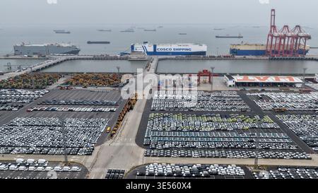 SUZHOU, CHINA - 31. MÄRZ 2026 - Ein Dual-Fuel-LNG-Transportschiff mit 7500 Standardparkplätzen, genannt „Kai Yuan Kou“, führt am 31. März 2026 im Hafengebiet Taicang, Hafen Suzhou, Provinz Jiangsu, China Exportfahrzeuge durch. Stockfoto
