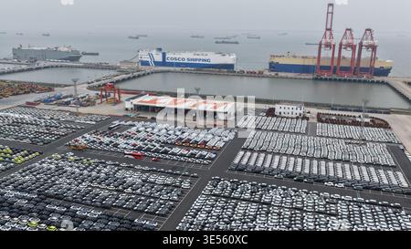 SUZHOU, CHINA - 31. MÄRZ 2026 - Ein Dual-Fuel-LNG-Transportschiff mit 7500 Standardparkplätzen, genannt „Kai Yuan Kou“, führt am 31. März 2026 im Hafengebiet Taicang, Hafen Suzhou, Provinz Jiangsu, China Exportfahrzeuge durch. Stockfoto